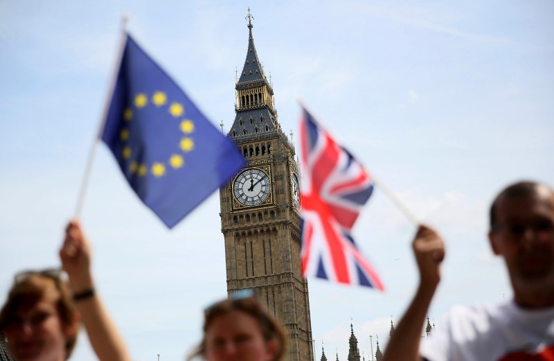 © Reuters. Bandeiras da Grã-Bretanha e União Europeia vistas em Londres