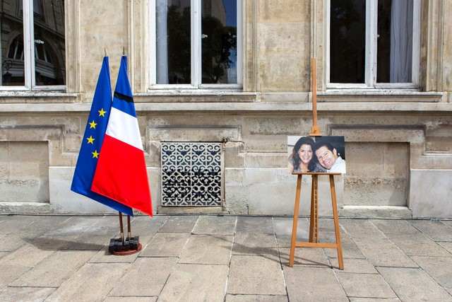 © Reuters. Retrato do comandante policial Jean-Baptiste Salvaing e esposa, Jessica Schneider, durante cerimônia no Ministério do Interior francês, em Paris