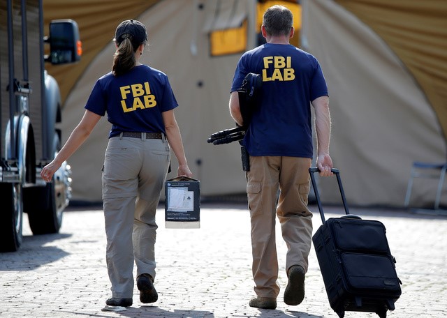 © Reuters. Investigadores do FBI vistos no local de ataque a tiros em Orlando