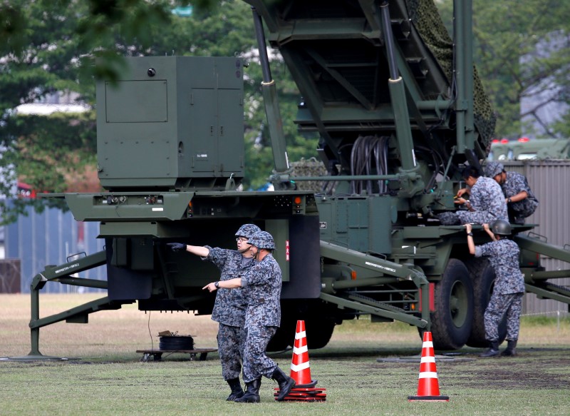 © Reuters. Soldados japoneses ao lado de unidade antimísseis em Tóquio
