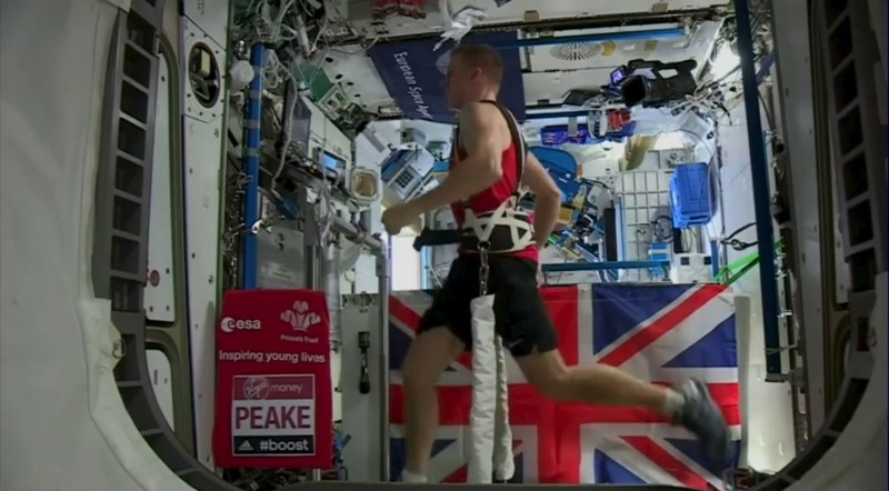 © Reuters. British astronaut Tim Peake runs a marathon while strapped to a treadmill aboard the International Space Station