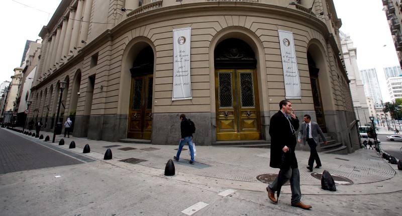 © Reuters. Pedestrians walk by the Buenos Aires Stock Exchange