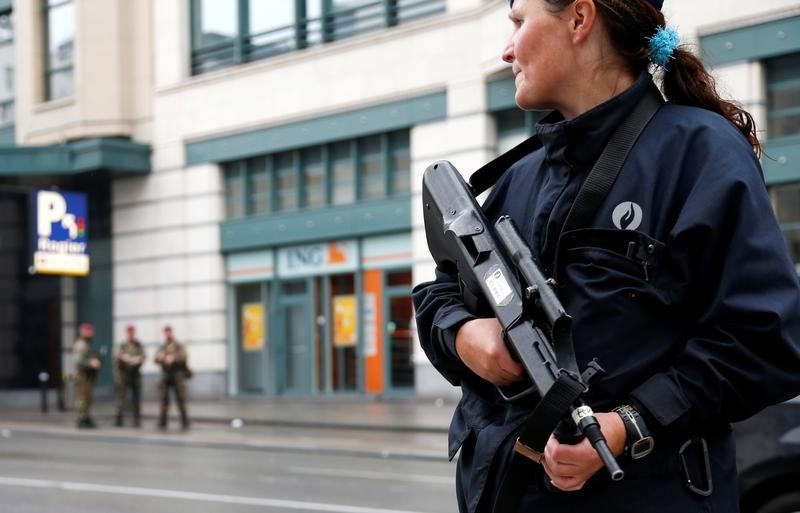 © Reuters. Un hombre con un falso cinturón explosivo provoca alarma en Bruselas