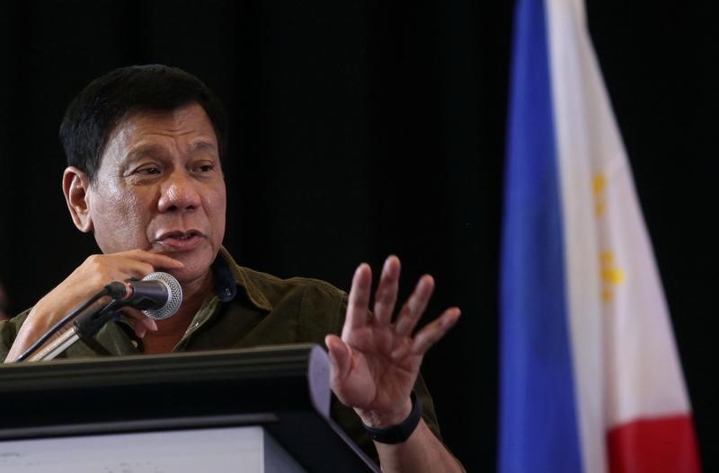 © Reuters. حكومة الفلبين والمتمردون يعلقون القتال لمساعدة محادثات السلام
