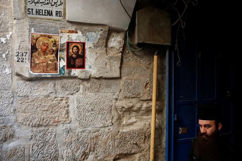 © Reuters. المسيحيون أيضا يشعرون بوطأة الوضع في القدس القديمة