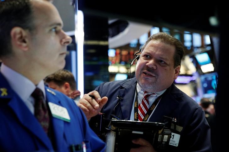 © Reuters. Трейдеры на торгах Нью-Йоркской фондовой