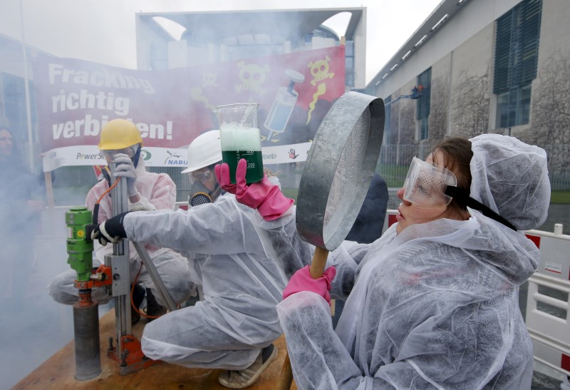 © Reuters. Members of environmental activist groups perform during a protest against fracking technology in front of the Chancellery in Berlin