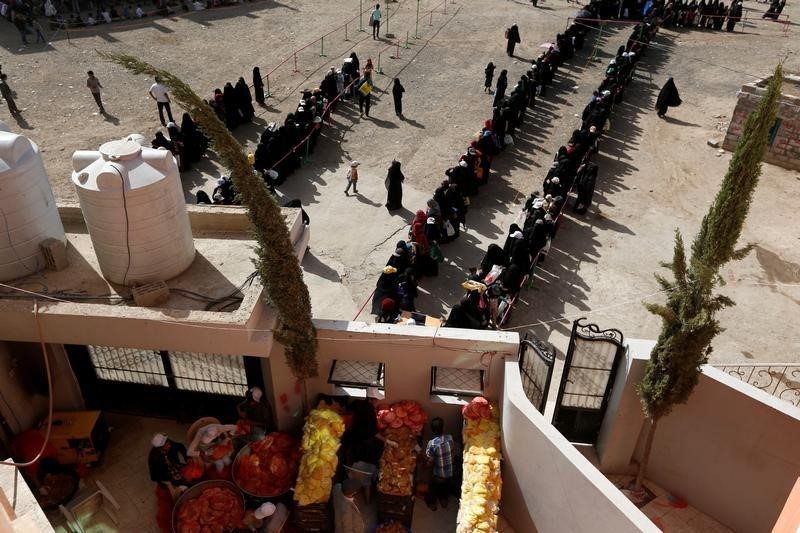 © Reuters. تحقيق-في رمضان.. اليمنيون يصارعون غلاء الأسعار والجوع