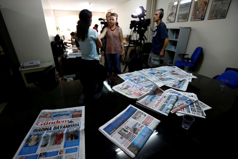 © Reuters. A journalist of pro-Kurdish Ozgur Gundem gives an interview to a German TV channel at their newsroom before a protest against the arrest of three prominent campaigners for press freedom, in front of the pro-Kurdish Ozgur Gundem newspaper in Istanbul