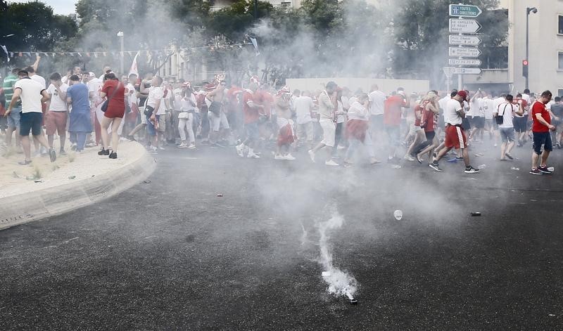 © Reuters. DES SUPPORTERS INTERPELLÉS À MARSEILLE AVANT LE MATCH POLOGNE-UKRAINE