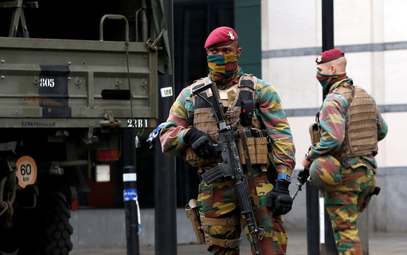 © Reuters. Soldados belgas ao lado de shopping em Bruxelas, após prisão de homem que supostamente usava cinturão de explosivos