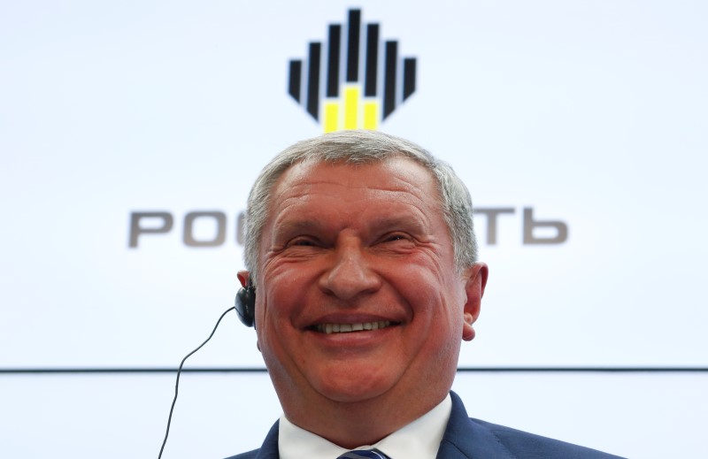 © Reuters. Rosneft head Igor Sechin attends St. Petersburg International Economic Forum 2016