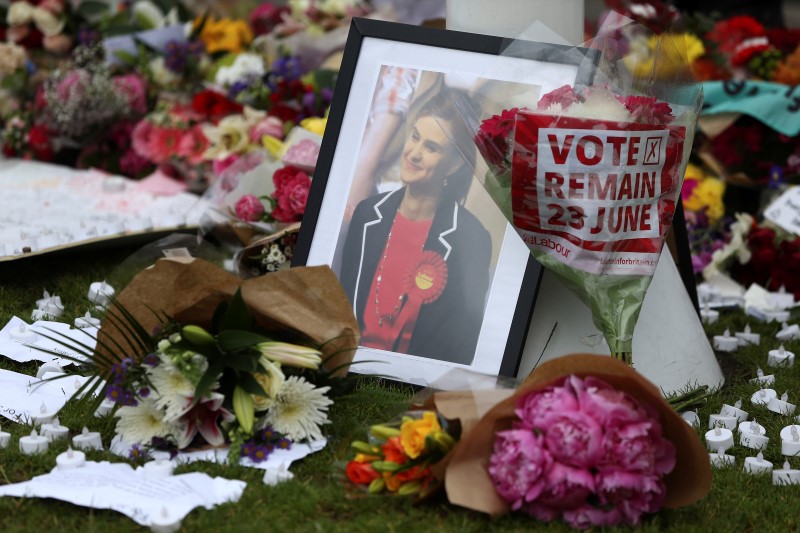 © Reuters. Tributes in memory of murdered Labour Party MP Jo Cox, are left at Parliament Square in London