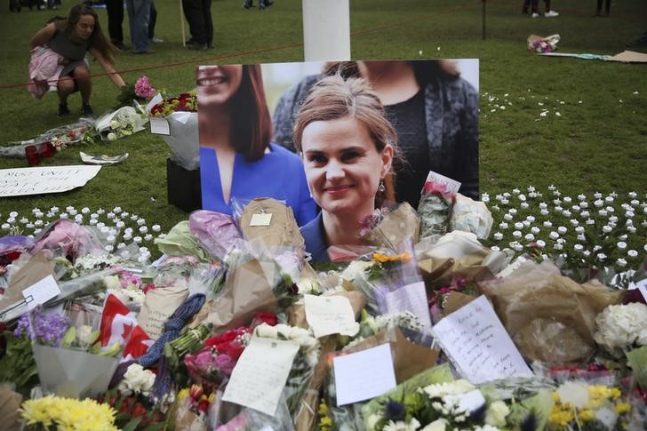 © Reuters. Homenagens a Jo Cox em Londres