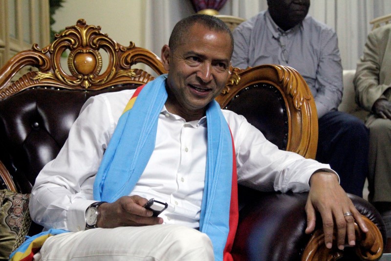 © Reuters. Democratic Republic of Congo's opposition Presidential candidate Moise Katumbi talks to his supporters after leaving the prosecutor's office in Lubumbashi