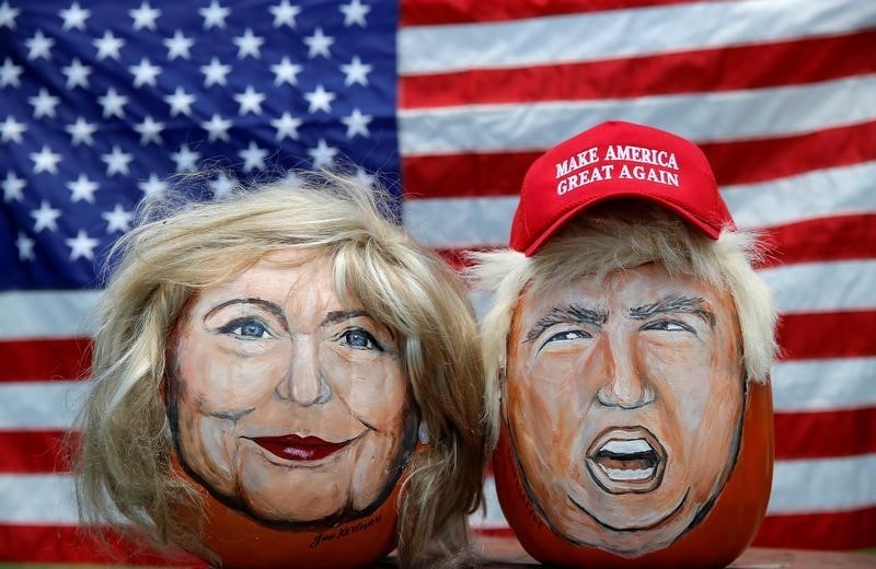 © Reuters. The images of U.S. Democratic presidential candidate Hillary Clinton and Republican Presidential candidate Donald Trump are seen painted on decorative pumpkins created by artist John Kettman in LaSalle