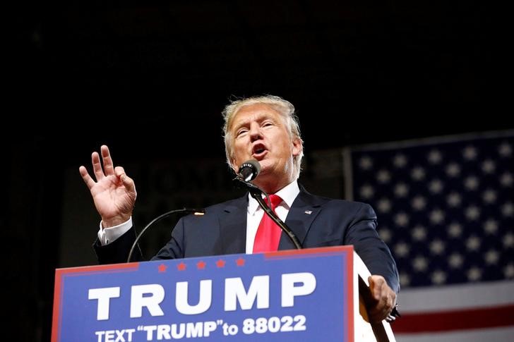 © Reuters. Republican U.S. Presidential candidate Donald Trump speaks at a campaign rally in Phoenix