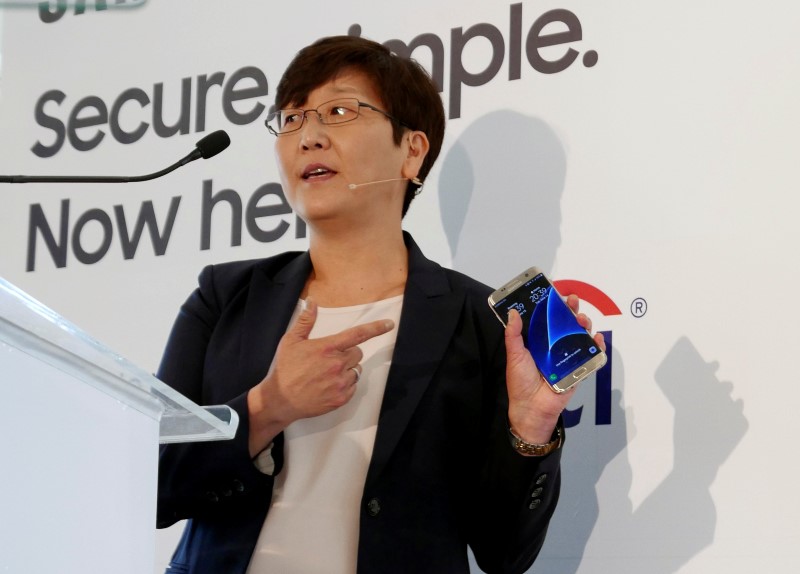 © Reuters. Elle Kim, Global Vice President of Samsung Pay, demonstrates one of the company's smart phones equipped with Samsung Pay at the service's Australian launch in Sydney