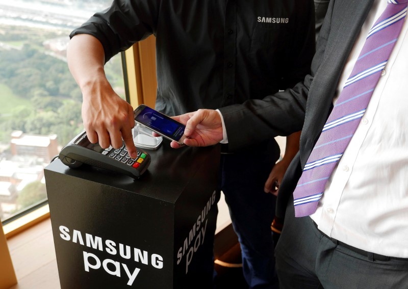 © Reuters. Samsung's new Samsung Pay mobile wallet system is demonstrated at its Australian launch in Sydney