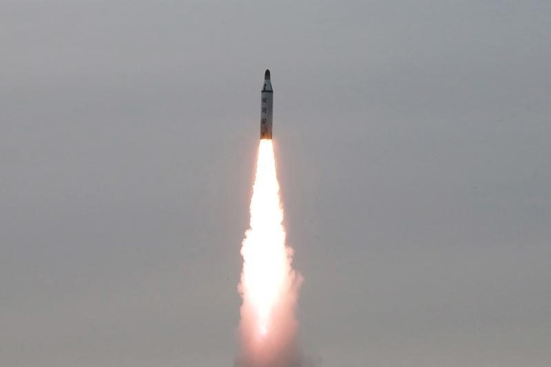 © Reuters. البنتاجون: صاروخان أطلقتهما كوريا الشمالية سقطا في بحر اليابان