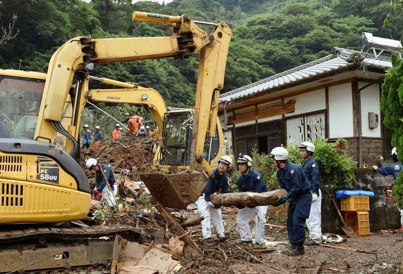 © Reuters. 6 قتلى على الأقل مع هطول أمطار غزيرة على منطقة ضربها زلزال في جنوب غرب اليابان