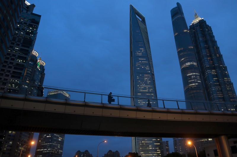 © Reuters. A man walks on a bridge in the financial district of Pudong in Shanghai