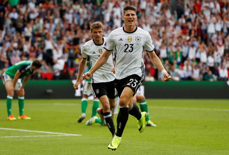 © Reuters. Alemania y Polonia avanzan a octavos de la Eurocopa; Irlanda del Norte espera resultados