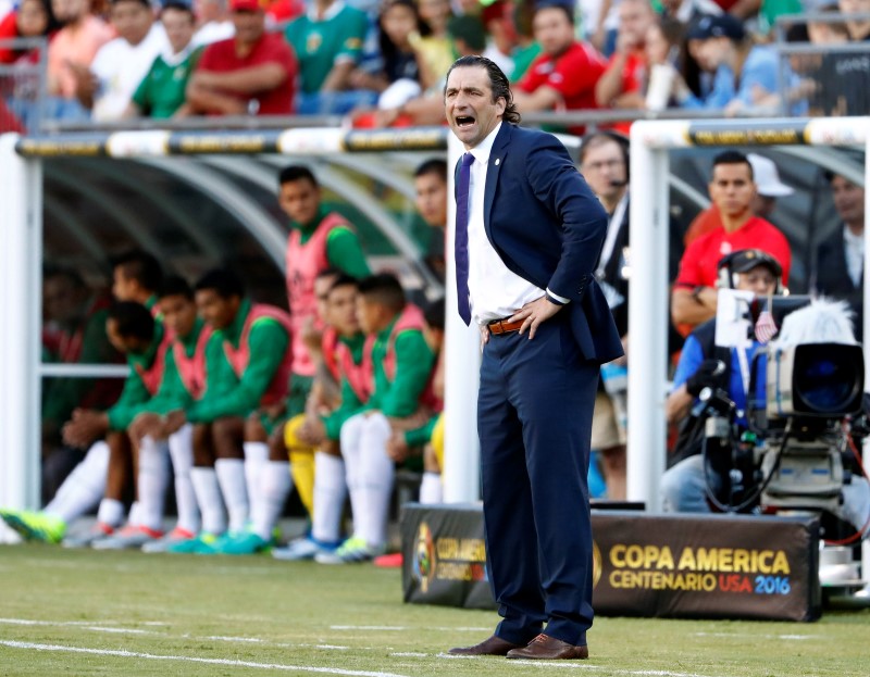 © Reuters. Chile necesita mantener la efectividad ante la Colombia del "sabio" Pékerman