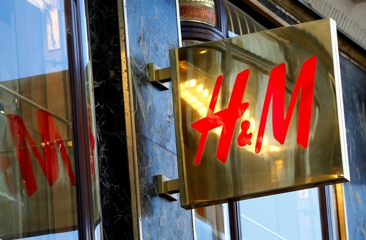 © Reuters. Логотип H&M на магазине в Вене