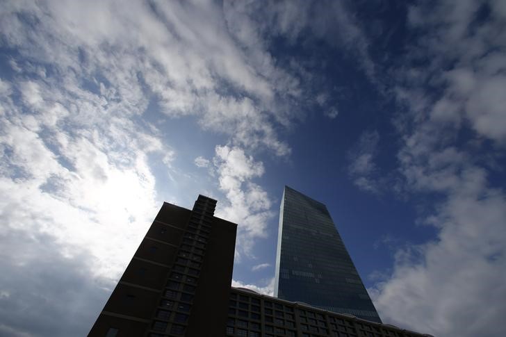 © Reuters. The tower of the new European Central bank (ECB) (R) is pictured next to the former market hall 'Grossmarkthalle' at the site of the new ECB headquarters in Frankfurt