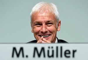 © Reuters. Volkswagen CEO Matthias Mueller attends the start of the annual shareholder meeting in Hanover