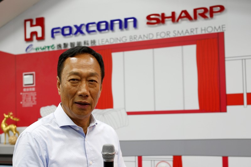 © Reuters. Terry Gou, chairman of Hon Hai Precision Industry, better known as Foxconn, speaks at a Sharp showroom in New Taipei City