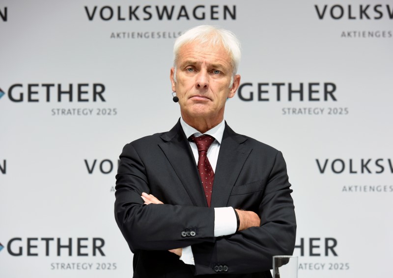 © Reuters. Mueller addresses news conference in Wolfsburg