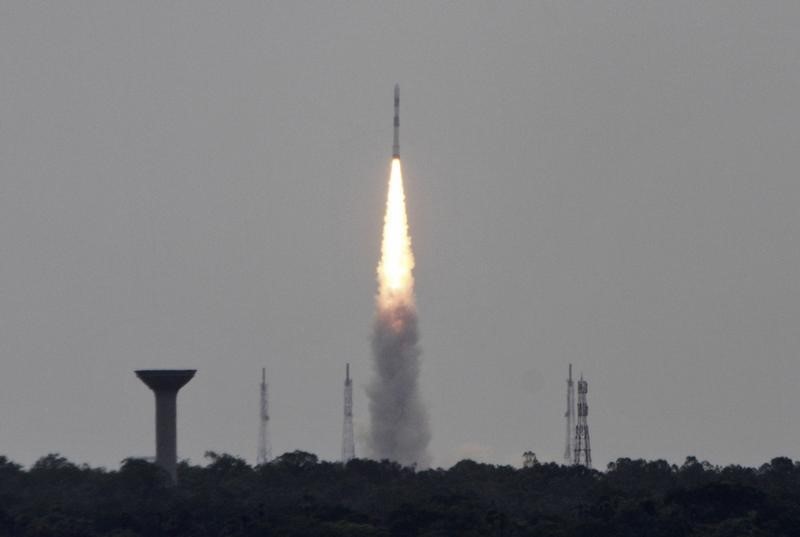 © Reuters. الهند تطلق 20 قمرا صناعيا دفعة واحدة