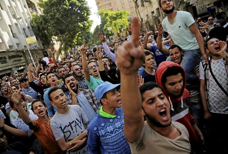© Reuters. محام: محكمة مصرية تبرئ 22 شابا احتجوا على اتفاقية ترسيم الحدود مع السعودية