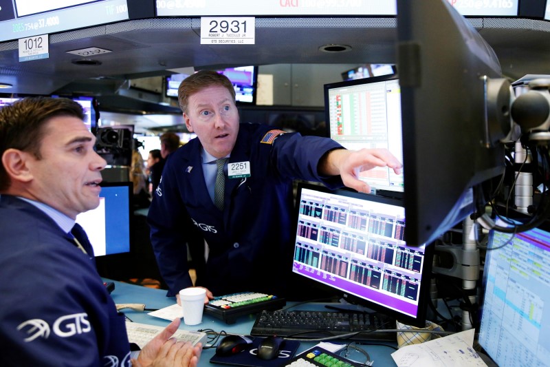 © Reuters. Traders work on the floor of the New York Stock Exchange