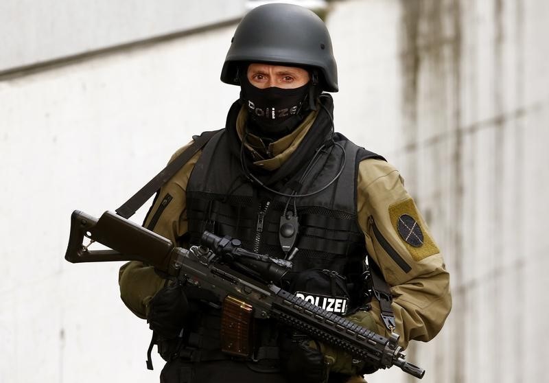 © Reuters. السلطات السويسرية تعتقل مشتبها بأنه أحد زعماء الإسلاميين المتشددين