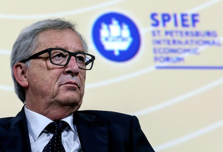 © Reuters. European Commission President Jean-Claude Juncker attends St. Petersburg International Economic Forum 2016