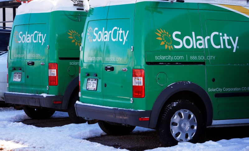 © Reuters. Trucks are seen parked outside the SolarCity building in Denver