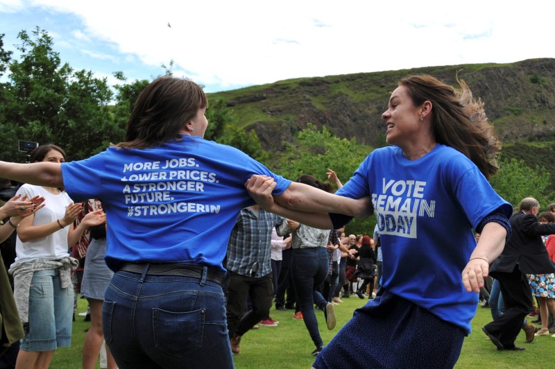 © Reuters. People take part in a flash mob Ceilidh dance in a show of support for the campaign to remain in Europe, ahead of the EU Referendum, in Edinburgh