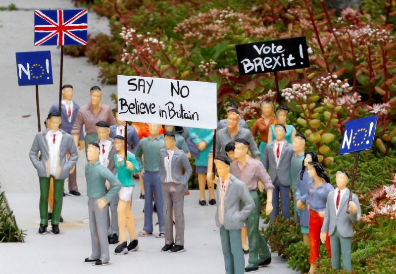 © Reuters. Figurines showing Leave campaigners ahead of a referendum over Britain's future in the European Union are pictured at the Mini-Europe miniature park in Brussels