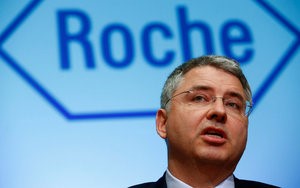 © Reuters. CEO Schwan of Swiss drugmaker Roche addresses the annual news conference in Basel