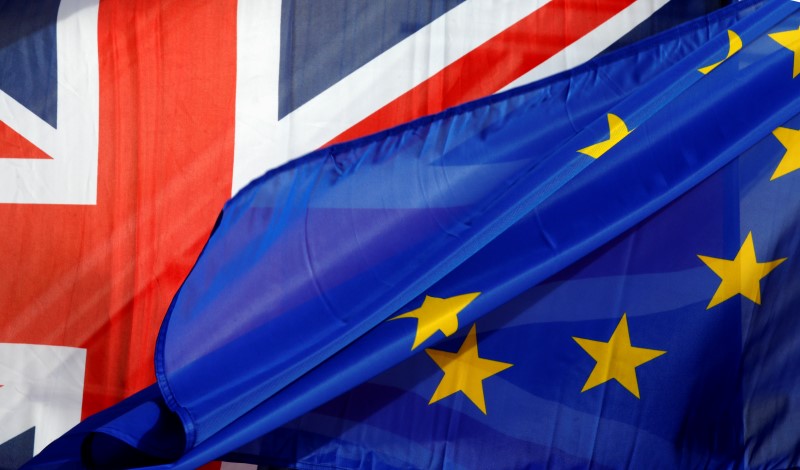 © Reuters. استطلاع: حملة خروج بريطانيا من الاتحاد الأوروبي تتقدم بنقطة عشية الاستفتاء