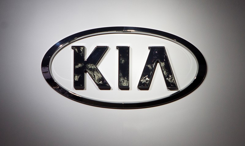 © Reuters. A Kia logo is pictured at the Jacob Javits Convention Center during the New York International Auto Show in New York