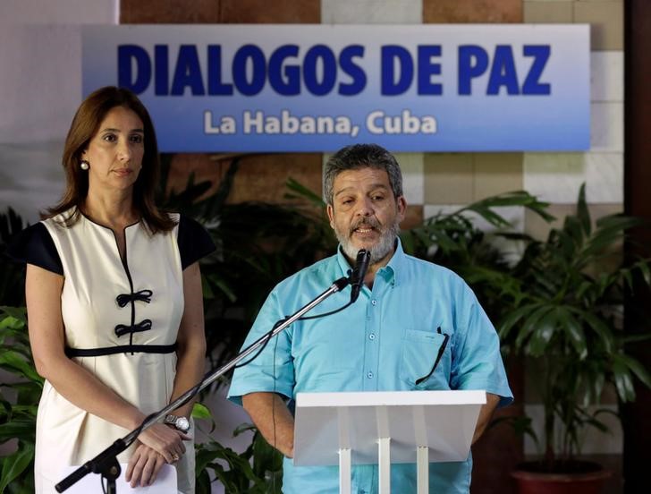 © Reuters. Negociador das Farc Marcos Carratala lê documento em Havana