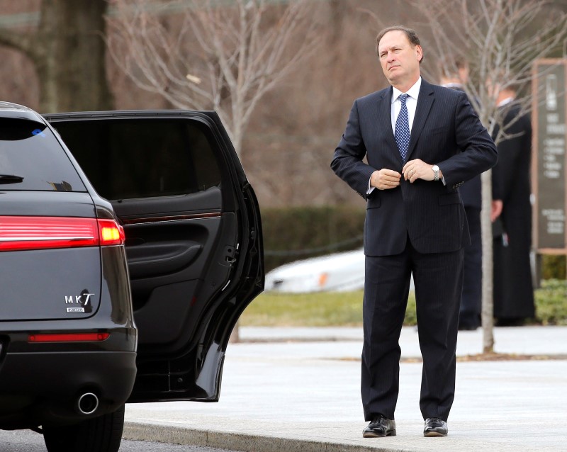 © Reuters. US Supreme Court Justice Alito arrives for the funeral of Associate Justice Scalia at the Basilica of the National Shrine of the Immaculate Conception in Washington