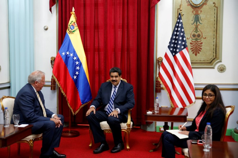 © Reuters. Venezuela's President Nicolas Maduro attends a meeting with U.S. diplomat Thomas Shannon at Miraflores Palace in Caracas