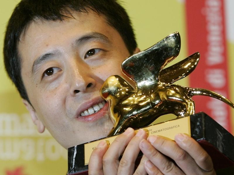 © Reuters. Diretor Jia Zhang-ke posa com Leão de Ouro em Veneza