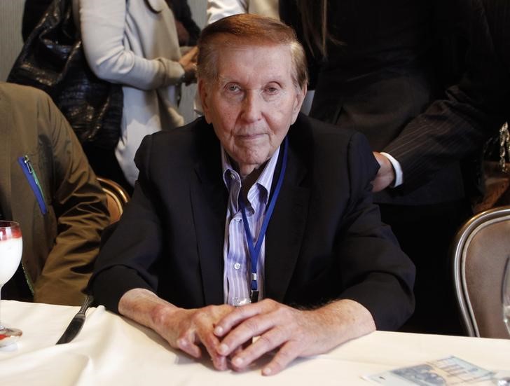 © Reuters. Redstone poses for a photo at the Milken Institute Global Conference in Beverly Hills, California