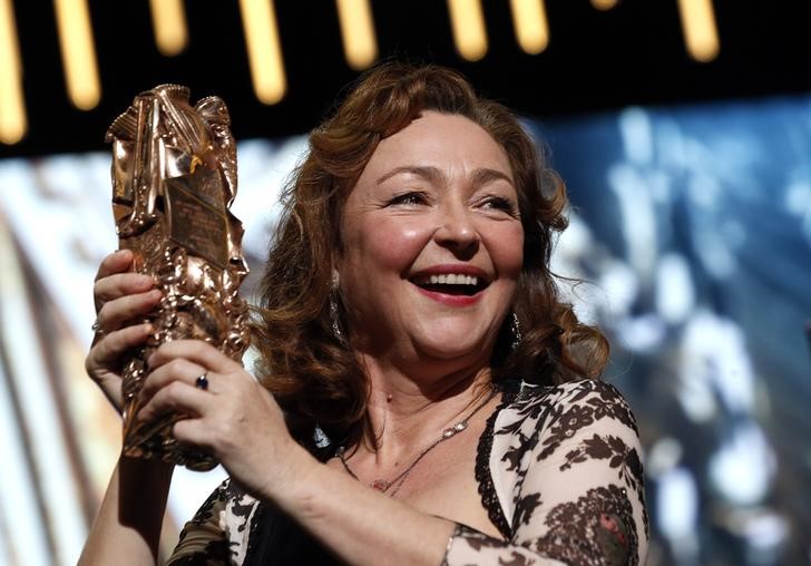 © Reuters. Atriz Catherine Frot posa para fotos com trofeu após receber o prêmio Cesar de melhor atriz por seu papel no filme "Marguerite", em Paris